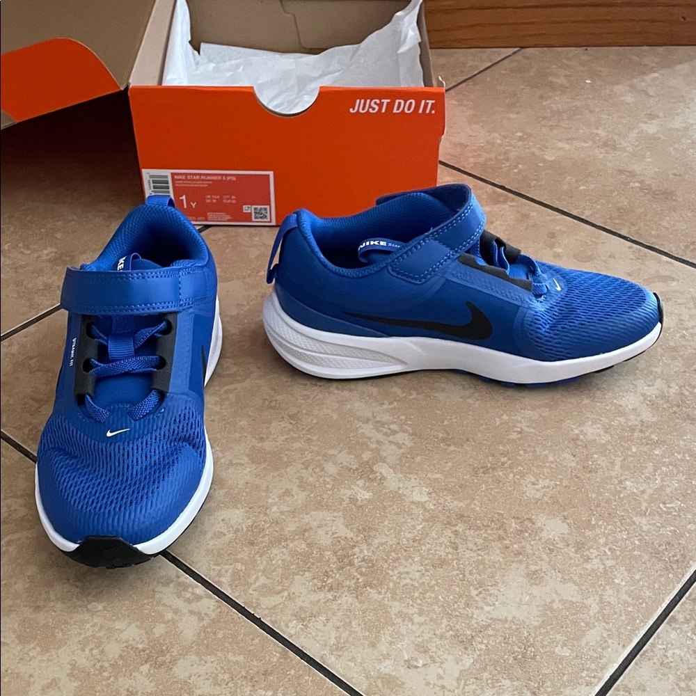 Nike size 1 Kids Star Runner 5
